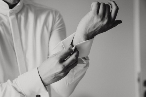 Ein Mann verschließt die Manschetten.