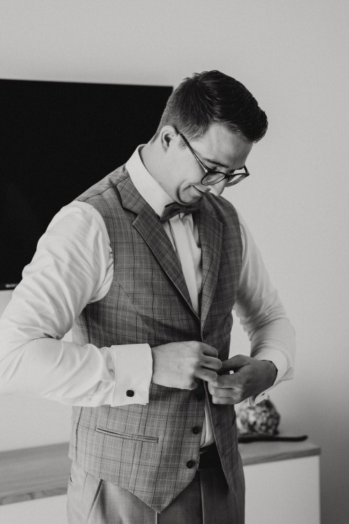 Ein Bräutigam macht sich fertig für die Trauung.