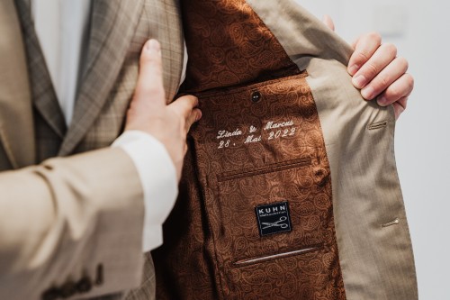 Die beschriftete Innenseite des Anzuges.