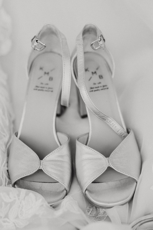 Ein schwarz-weißes Bild von Schuhen.
