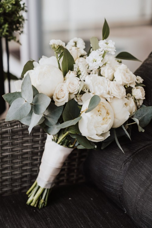 Blumenstrauß auf einem Sessel.