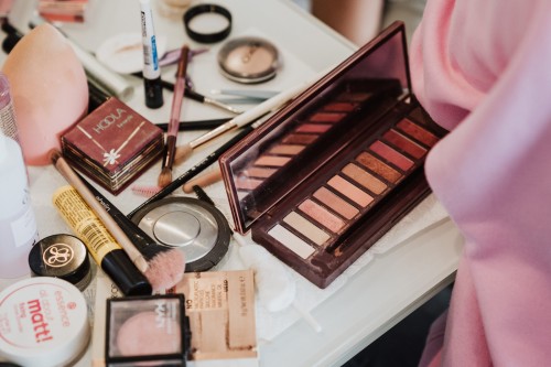Schminkutensilien auf einem Tisch.
