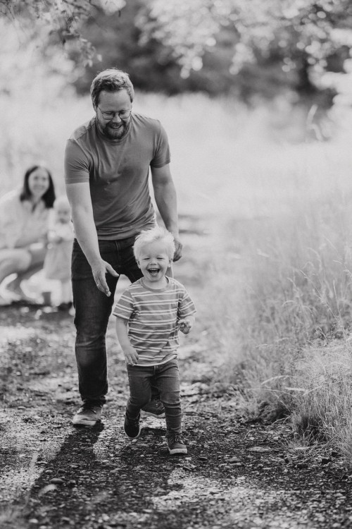 Ein Mann rennt einem Kind hinterher.