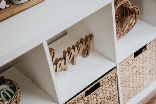 Eine Holzschrift die im Regal steht.