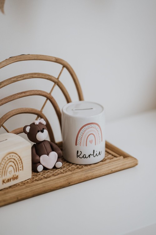 Eine Sparbüchse und ein Teddybär Spielzeug.