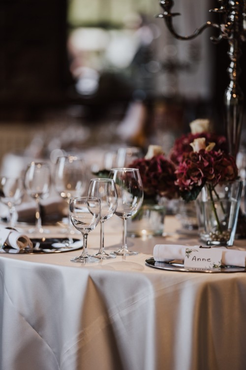 Ein festlich dekorierter Tisch.