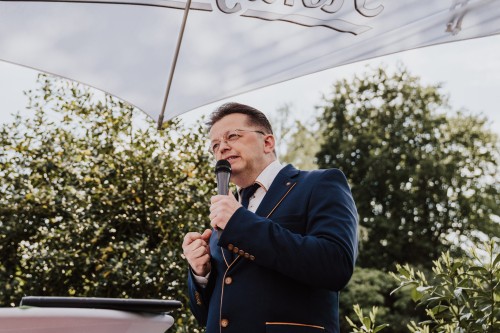 Ein Mann spricht in ein Micro.