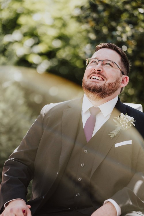 Ein Mann sitzt auf einem Stuhl und schaut hoch.