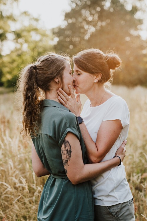Zwei Frauen küssen sich.