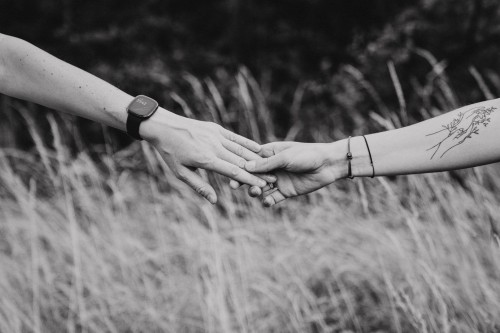 Zwei Hände die sich halten.