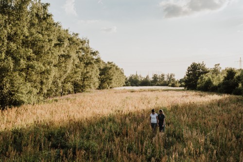 Zwei Frauen stehen mitten im Feld.