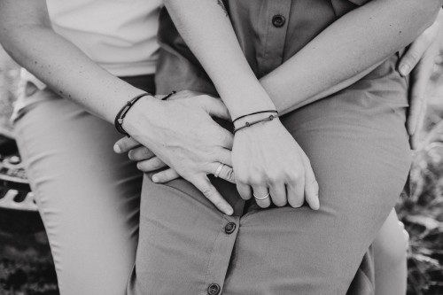 Zwei Frauen halten ihre Hände.