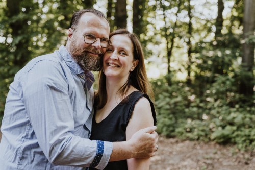 Ein Mann und eine Frau umarmen sich.