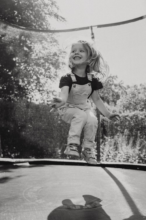 Ein kleines Kind springt hoch.