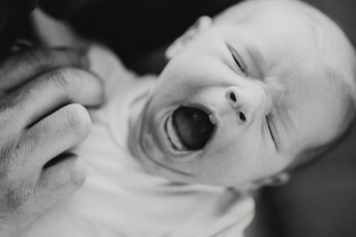Ein kleines gähnendes Baby.