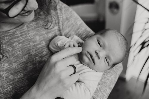 Eine Frau hält ein kleines Baby auf dem Arm.