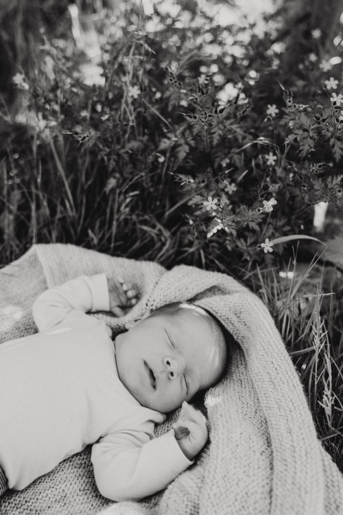 Ein schwarz-weißes Foto von einem schlafenden Baby.