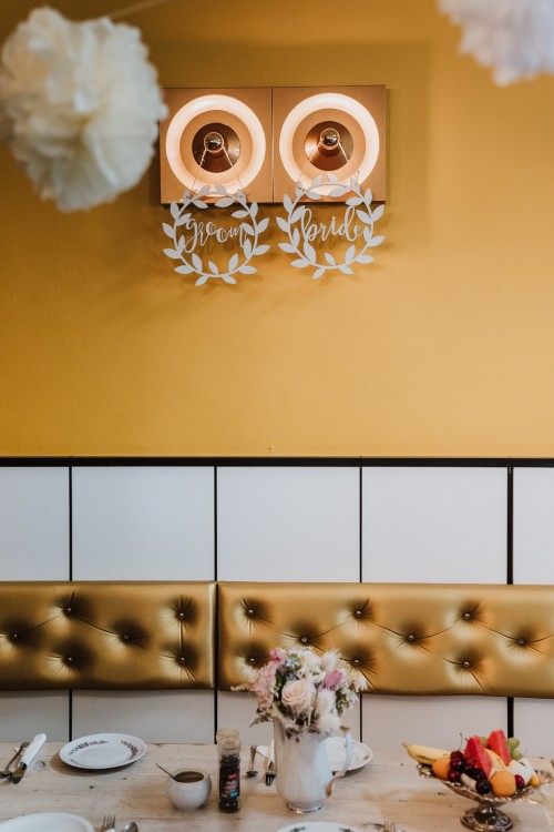 Ein Tisch und eine gelbe Wand mit Dekorationen.
