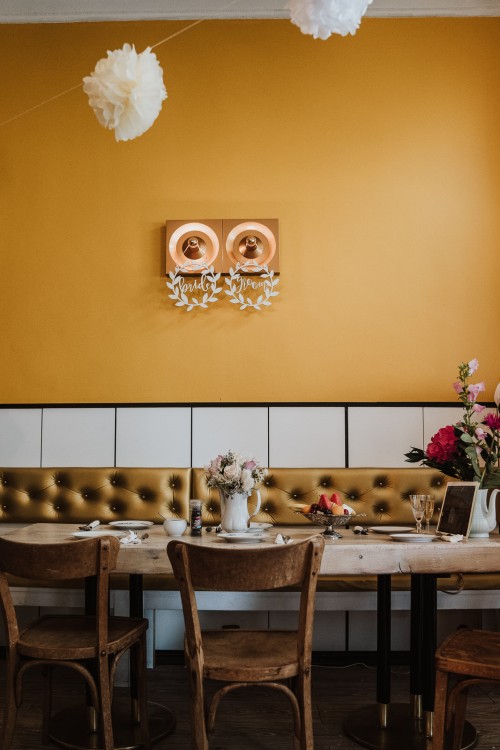 Ein Tisch und eine gelbe Wand mit Dekorationen.
