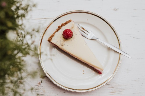 Ein Teller mit Kuchen auf einem Holztisch.