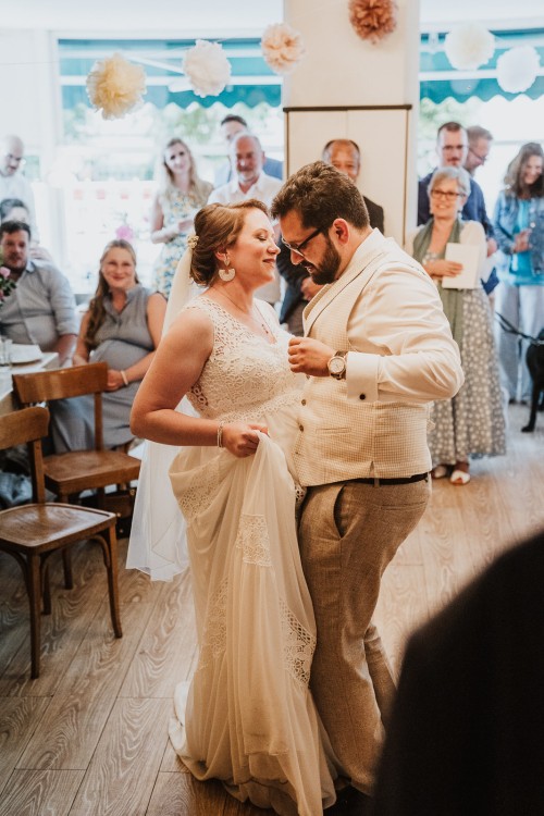 Eine Braut tanz mit einem Bräutigam.