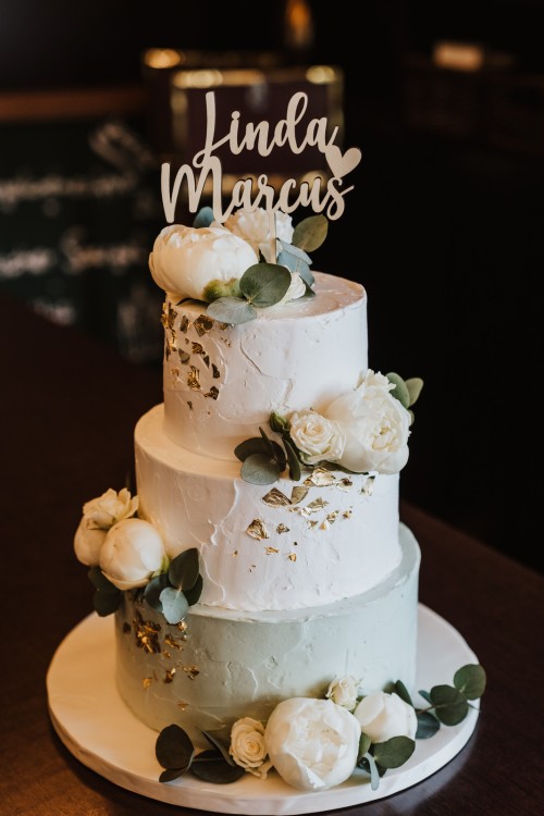 Eine Hochzeitstorte mit Blumen.