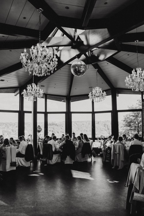 Ein schwarz-weißes Bild vom Saal mit Hochzeitsgästen.