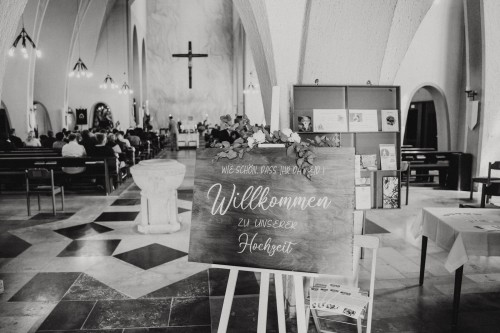 Ein schwarz-weißes Bild von Inneren einer Kirche.