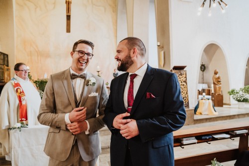 Zwei Männer stehen in einer Kirche.