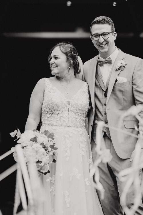 Ein schwarz-weißes Bild von einem Brautpaar.