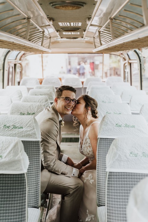 Ein Brautpaar sitzt im Bus.