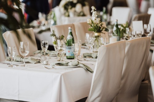 Mit Blumen geschmückter Hochzeitstisch.