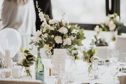 Ein Tisch mit Blumendekoration.