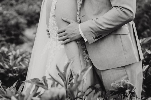 Ein schwarz-weißes Bild von einer Braut und einem Bräutigam.
