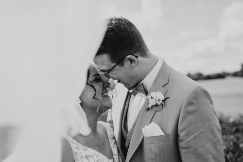 Ein schwarz-weißes Bild von einer Braut und Bräutigam.