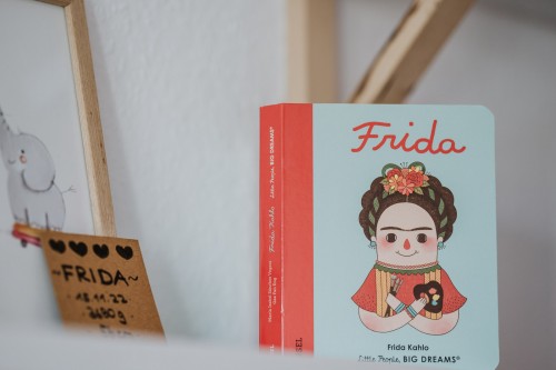 Buch Frida auf einem Regal