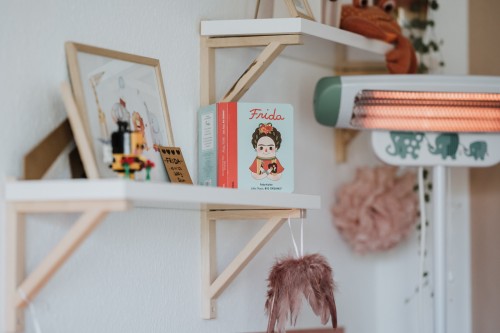 Kinderzimmer mit Büchern und Dekorationen auf den Regalen