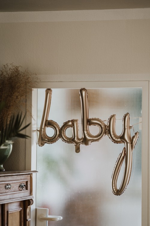 Ein Baby-Ballon, der von der Decke eines Zimmers hängt.