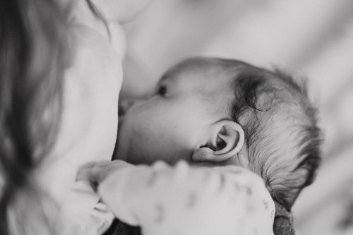 Ein Schwarz-Weiß-Foto einer Frau, die ein Baby hält.