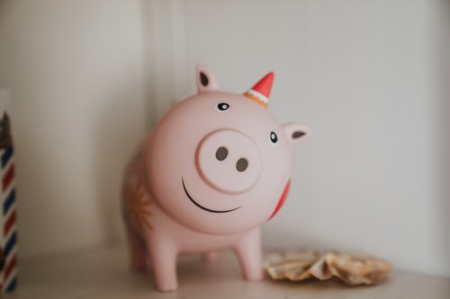 Ein rosa Schwein mit einem Partyhut auf dem Kopf.