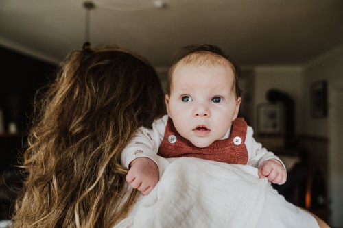 Ein Baby auf Mamas Arm.