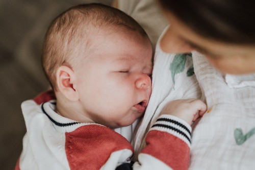 Ein kleines Baby kuschelt mit Mama