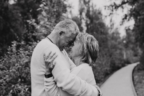 Ein Mann und eine Frau umarmen sich eng und schauen sich tief in die Augen.