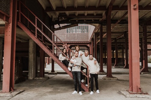 Die ganze Familie posiert zusammen mit den Großeltern für ein Familienfoto auf der Zeche Zollverein.