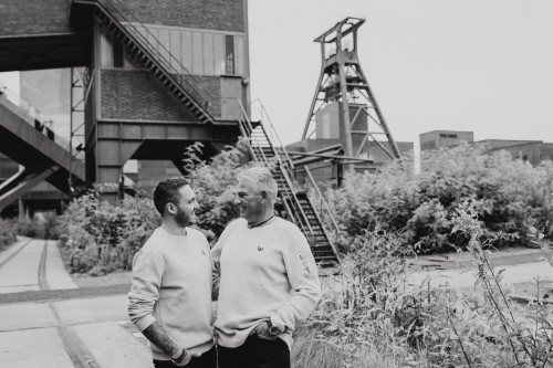 Vater und Sohn posieren für ein Familienfoto auf der Zeche Zollverein.