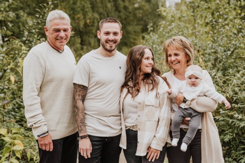 Ein Familienfoto von Eltern, Großeltern und einen kleinen Baby.