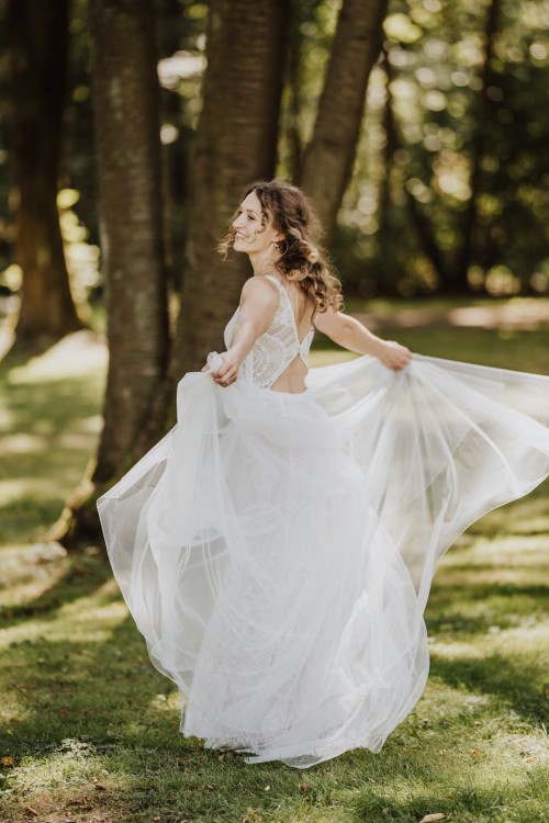 Eine Braut tanzt im Wald.