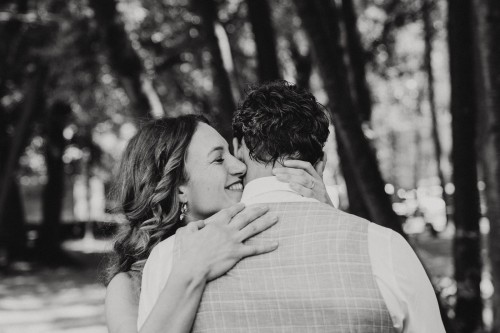 Eine Braut umarmt einen Bräutigam.