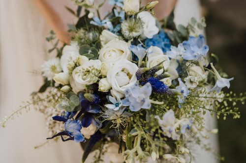 Ein blau-weißer Brautstrauß.