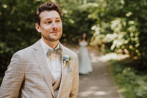 Ein Bräutigam wartet auf seine Braut im Wald.